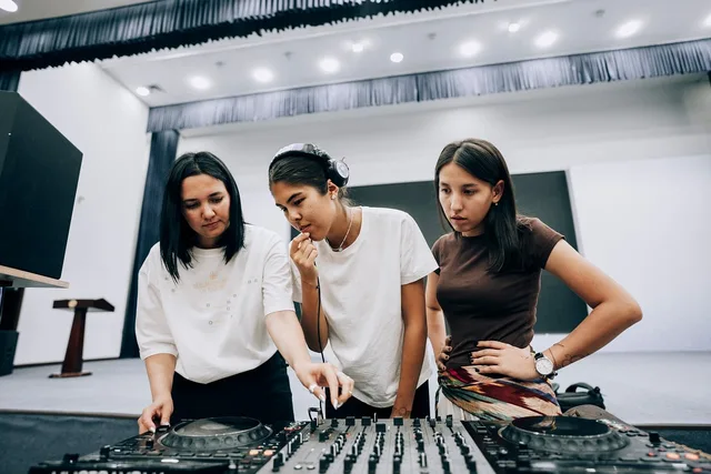 master class, training, dj, girls, uzbekistan, samarkand, project, music, festival, youth, reportage, documentary, july 19, 2025, youth center, lessons, musical, electronic culture contest, sublimation, pioneer dj, headphones, speakers, musical instruments, dutor. Training checklist for DJ staff: what new hires must know