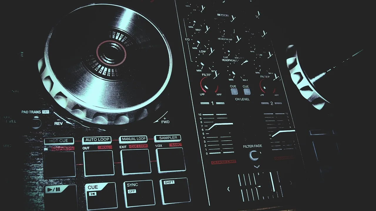 dj, serato, pioneer, pioneer dj, dj, dj, dj, dj, pioneer, pioneer, pioneer, pioneer dj, pioneer dj, pioneer dj, pioneer dj, pioneer dj. DJ software: the features that matter and the ones that do not
